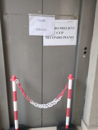 cartello fuori servizio di ascensore, accessibilita negata a asl netttuno