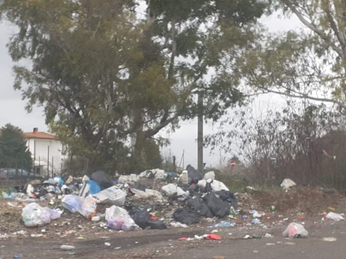 sporcizia urbana, rifiuti ai bordi della strada