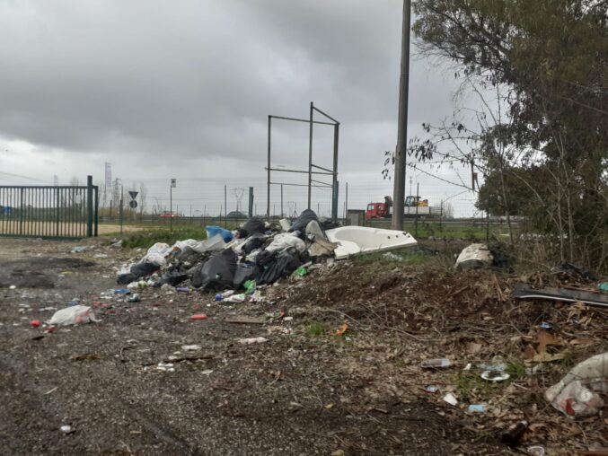 rifiuti abbandonati di proposito fra Latina e Cisterna di Latina
